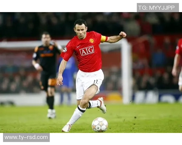 红发足球明星的崛起与挑战：从赛场到人生的独特故事